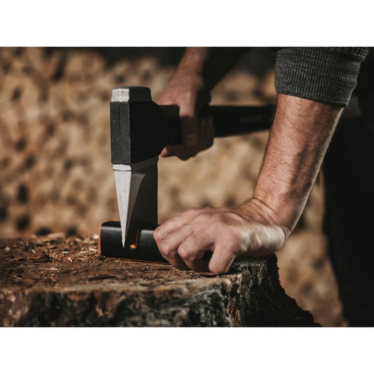 Fiskars Axe and Knife Sharpener - 165mm - Nyglass - Easy to Carry – view 2