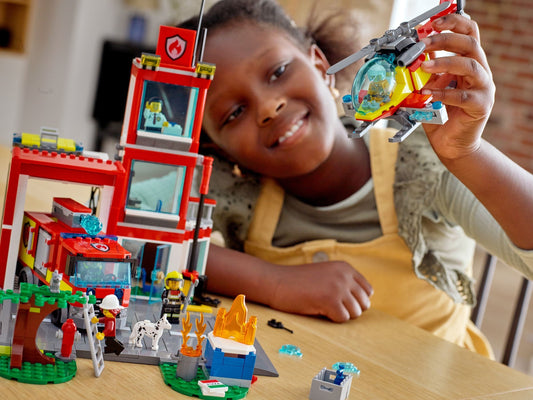 LEGO 60320 City Fire Station: Fire Truck, Helicopter & Minifigures – view 2 - Auzzistore