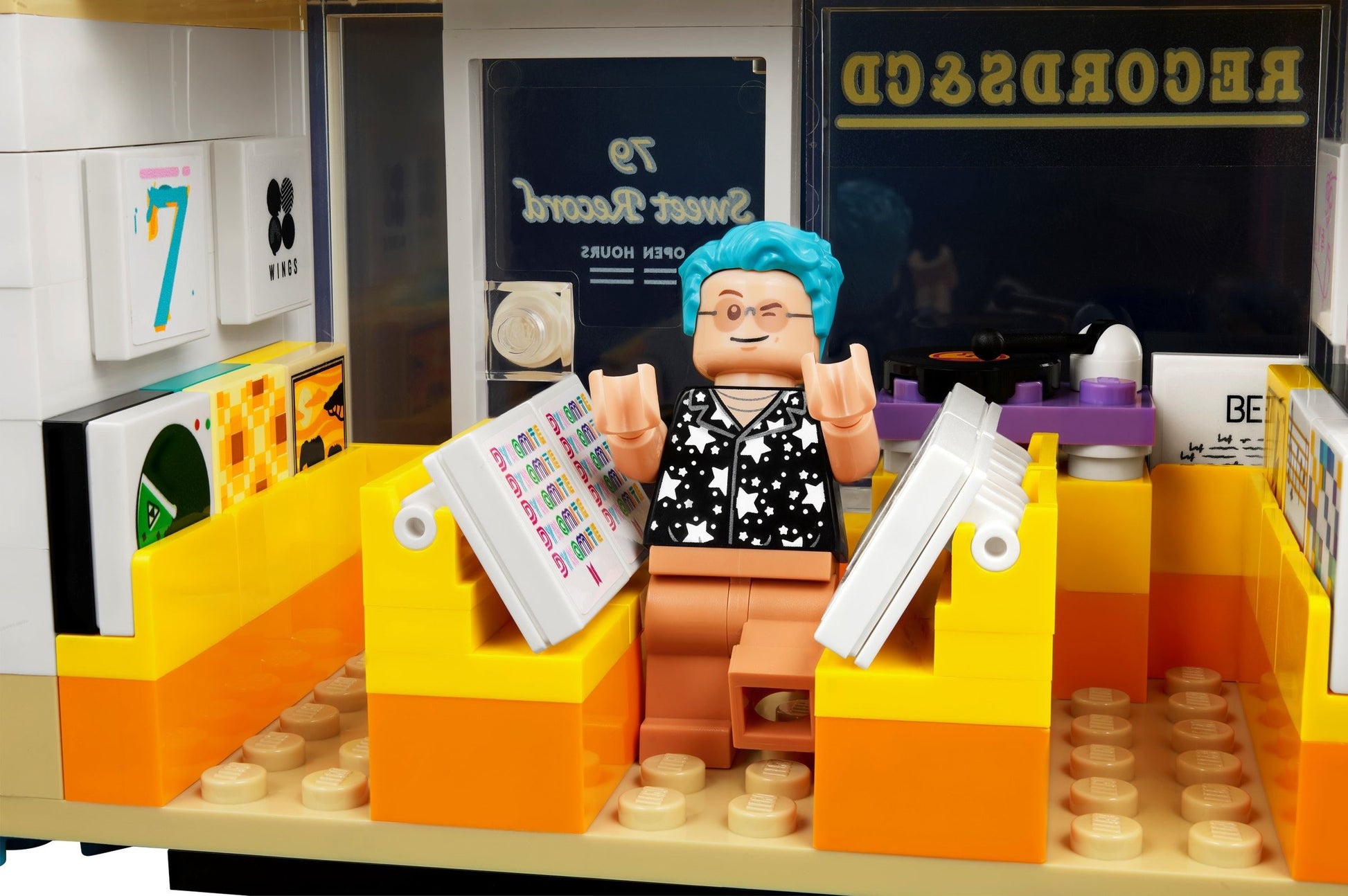 LEGO IDEAS Series 21339 BTS Dynamite- Auzzi Store