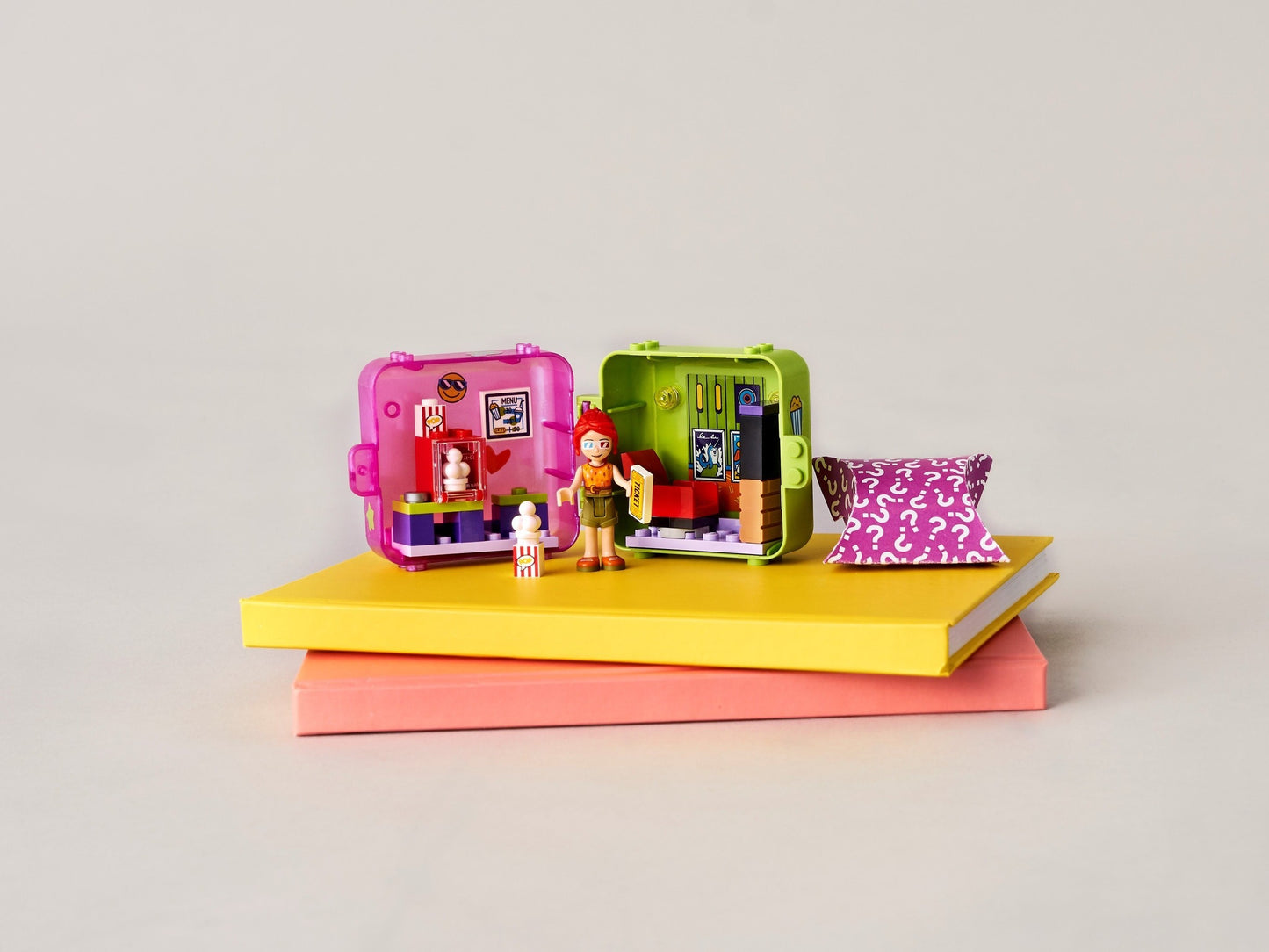 LEGO 41408 Mia's Movie Theater Play Cube: Portable Fun for Kids