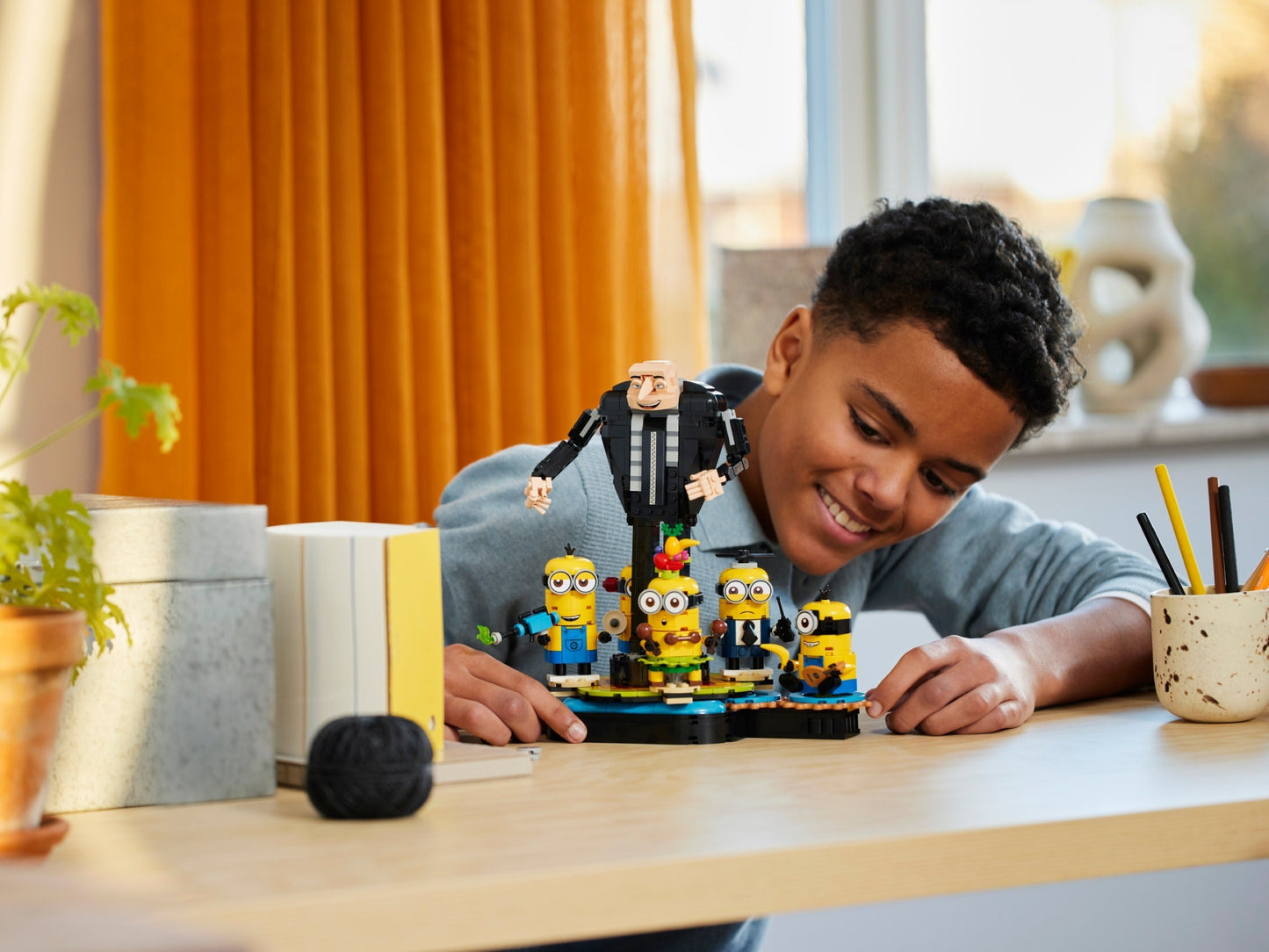 LEGO 75582 Despicable Me Brick-Built Gru and Minions