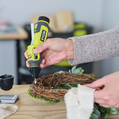 Ryobi USB Lithium Glue Pen Kit - 2Ah - 3 Glue Sticks - 30 Sec Heat-Up