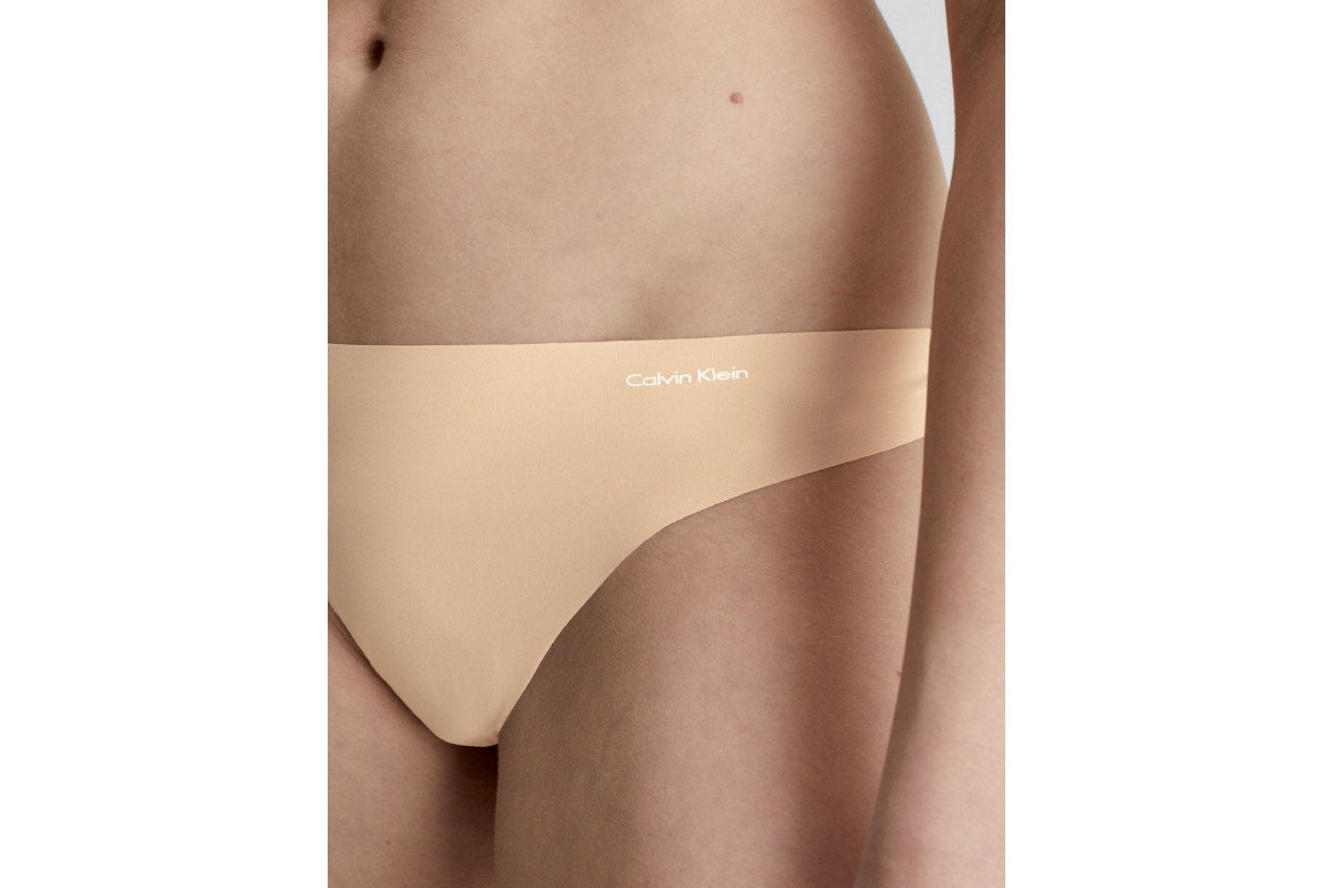 Calvin Klein Women's Invisibles Thong (Light Caramel, Size M)