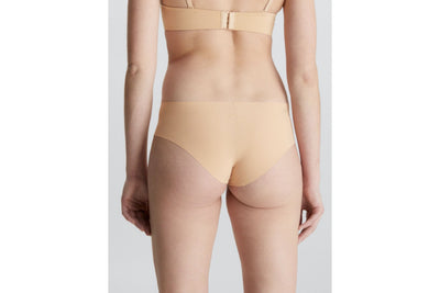 Calvin Klein Women's Invisibles Hipster - Light Caramel