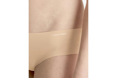 Calvin Klein Women's Invisibles Hipster - Light Caramel