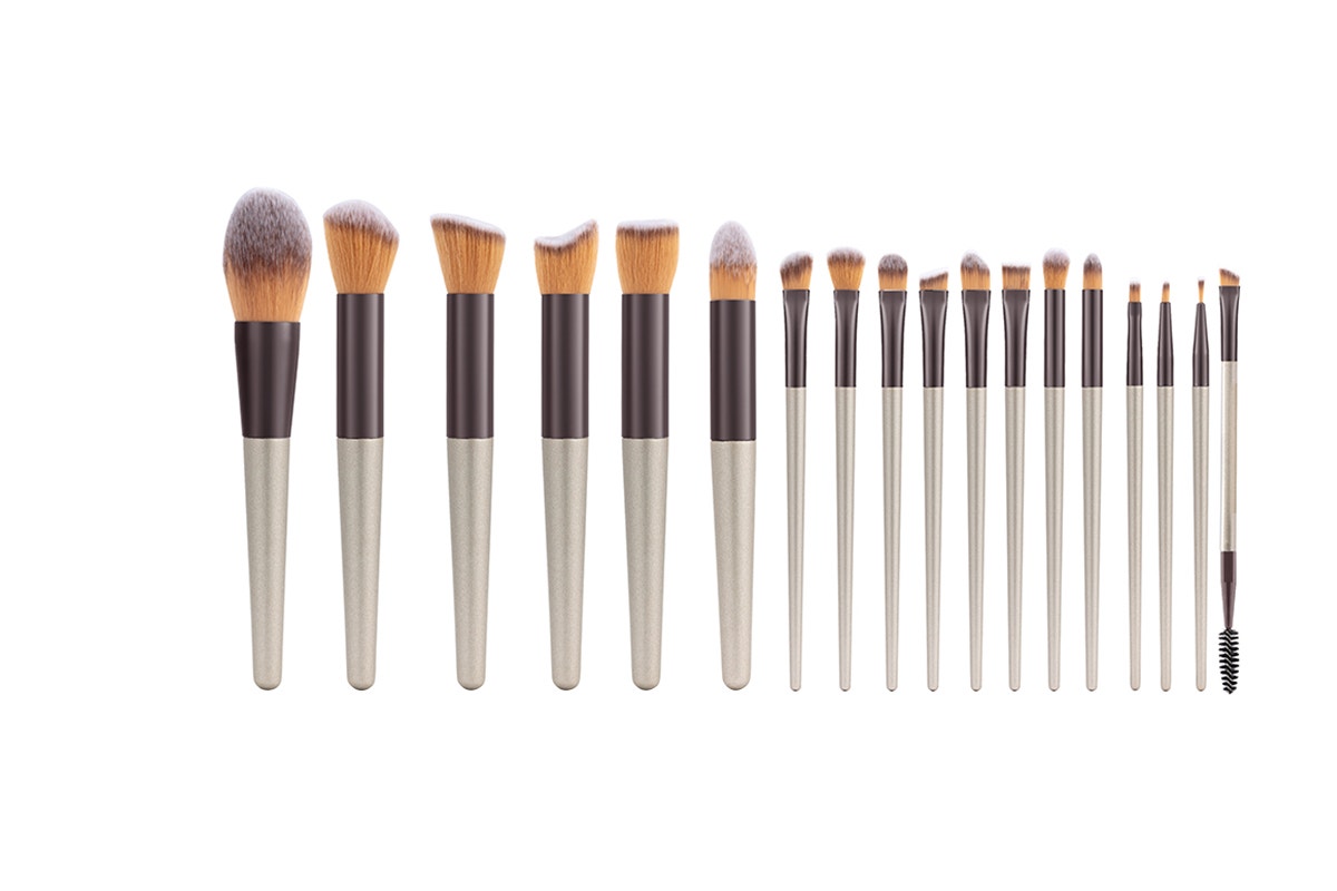 18 Piece Professional Makeup Brush Set with Travel Case