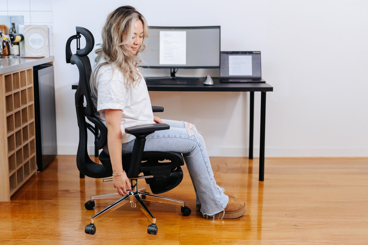 Ergolux EZ11 Ergonomic Mesh Office Chair with Footrest (Black)
