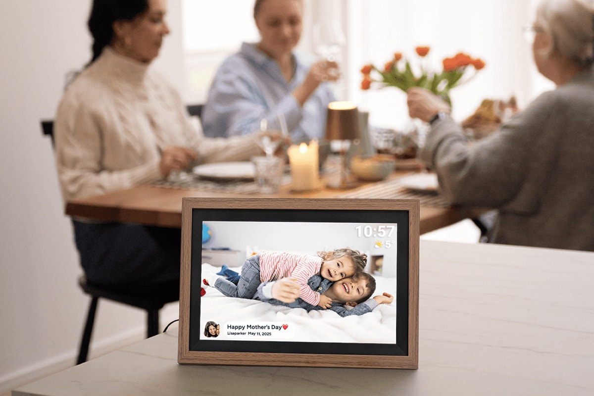 Kogan 15.6" Wi-Fi Digital Photo Frame with Frameo App (Brown)
