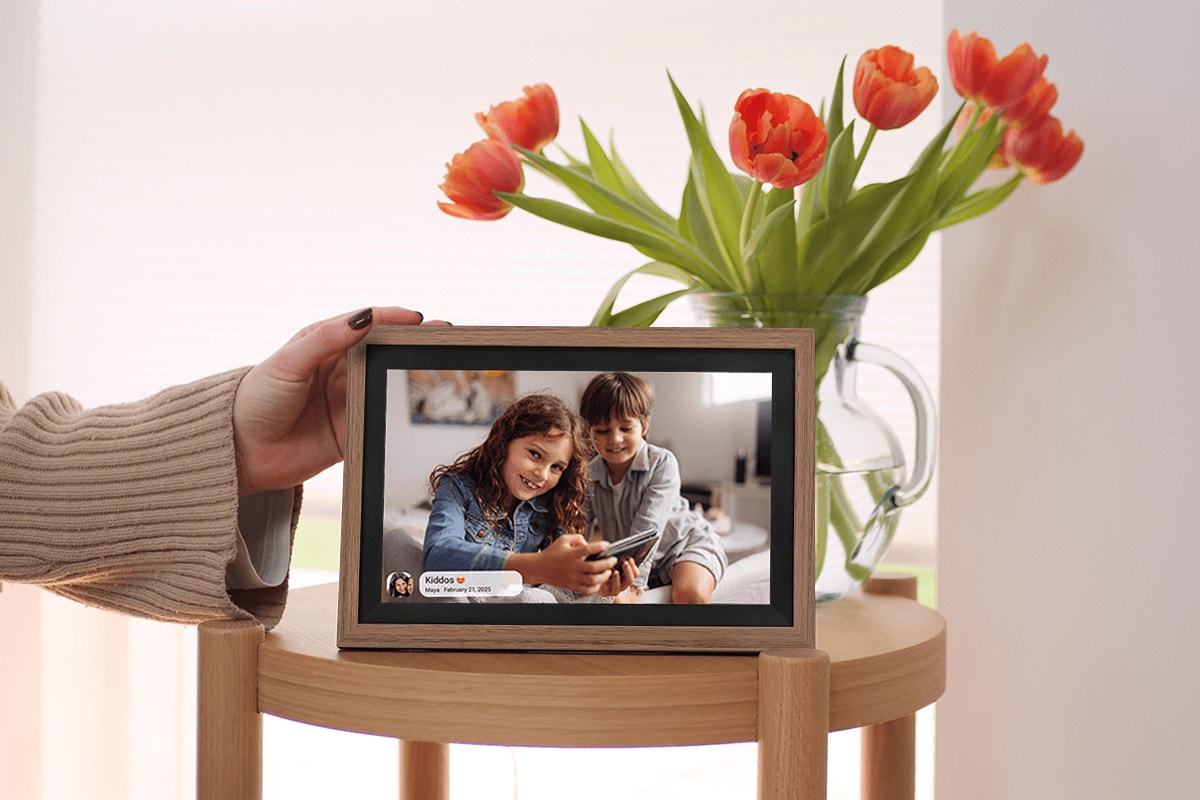 Kogan 15.6" Wi-Fi Digital Photo Frame with Frameo App (Brown)