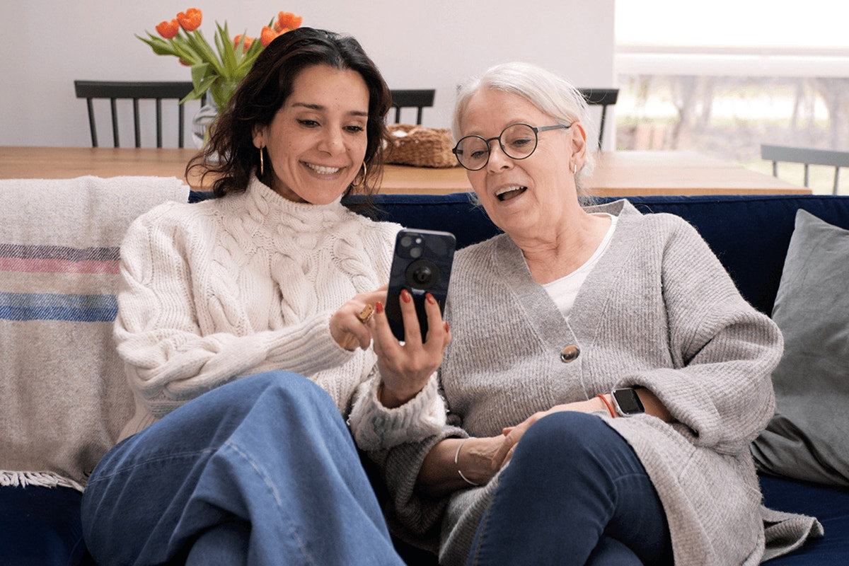 Kogan 15.6" Wi-Fi Digital Photo Frame with Frameo App (Brown)