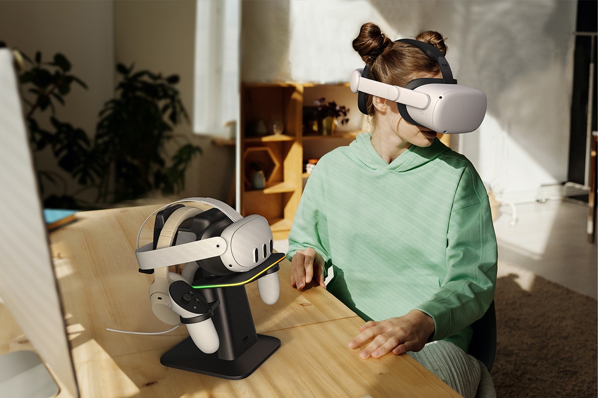 KIWI Design Vertical Charging Stand Dock for Meta Quest 3S/3/2/Pro