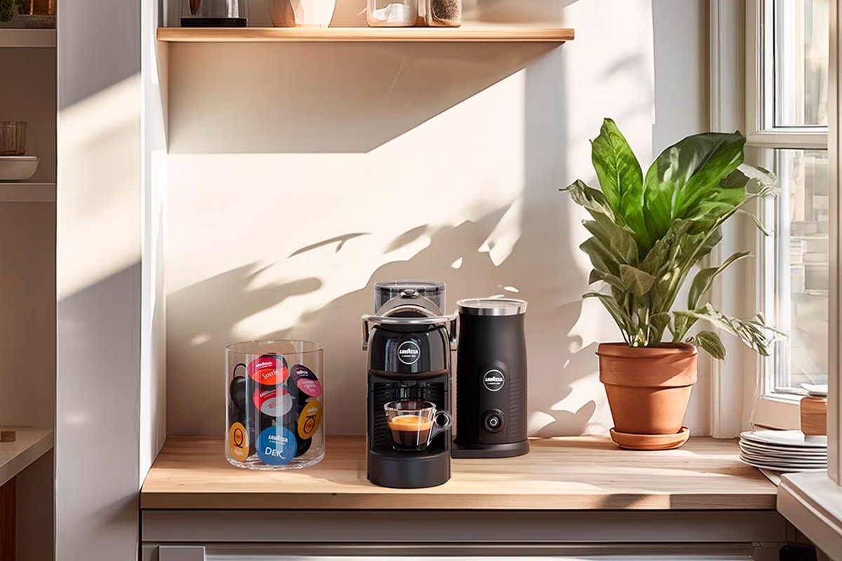 Lavazza A Modo Mio Jolie & Milk Capsule Coffee Machine (Black)