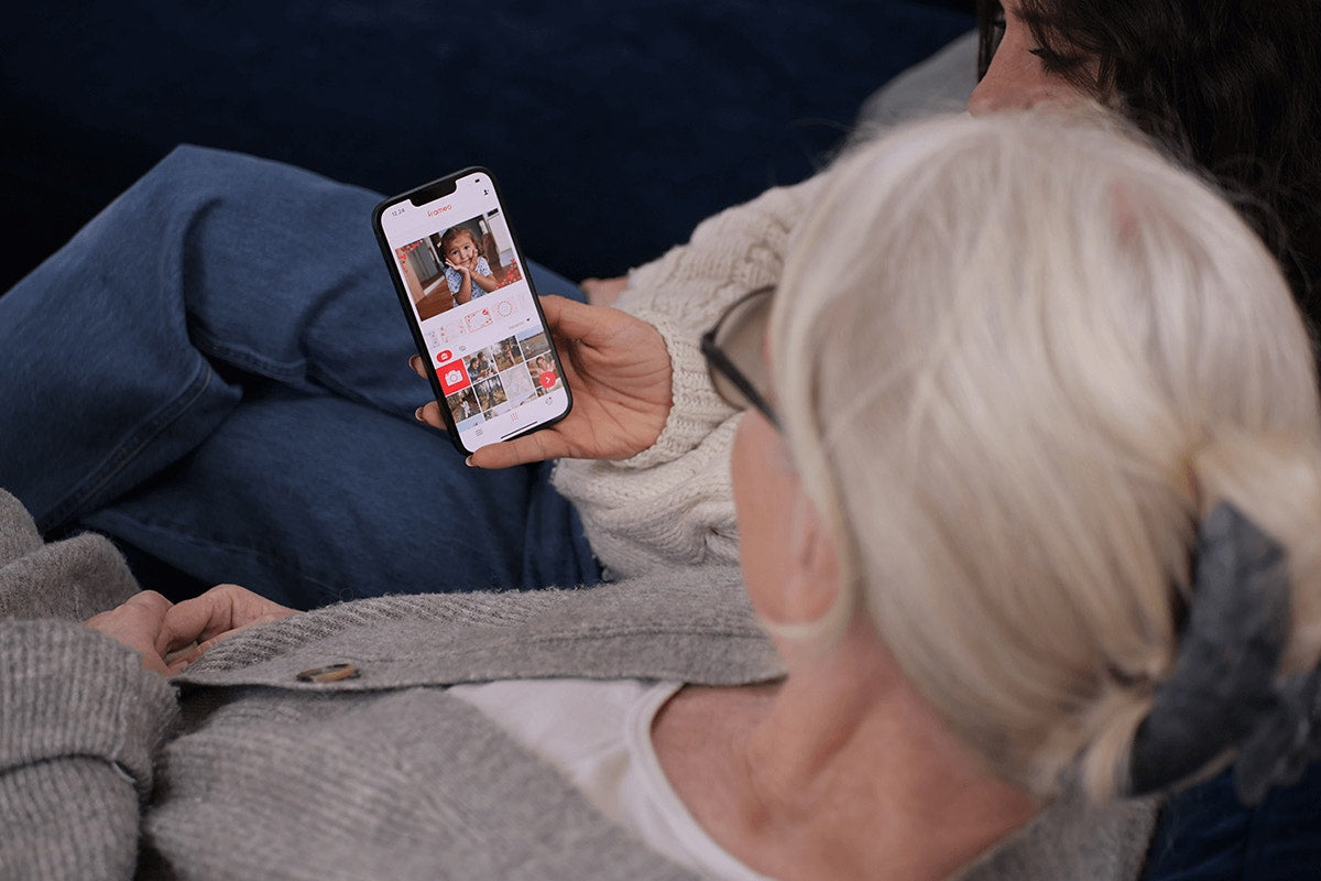 Kogan 15.6" Wi-Fi Digital Photo Frame with Frameo App (Brown)