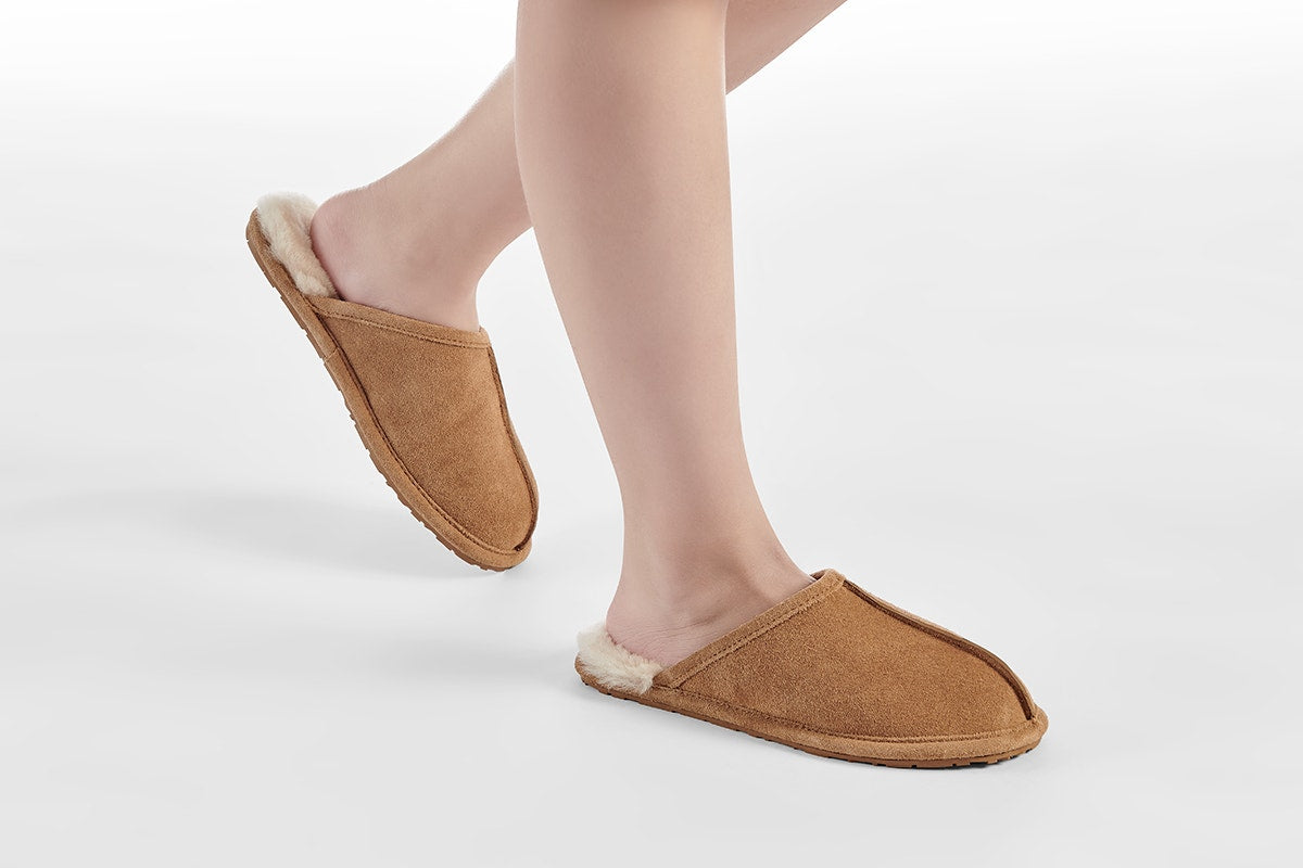 UGG Outback Premium Australian Sheepskin Scuff Slipper (Chestnut, Size 9M/10W US)