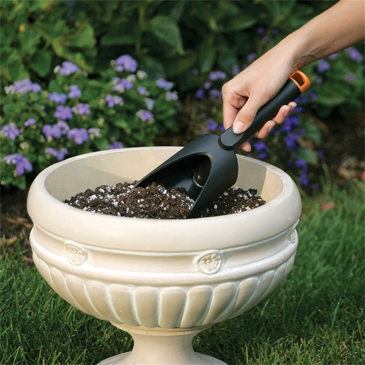 Fiskars Nyglass Potting Scoop - 100mm - Durable Nyglass - Ergonomic Design