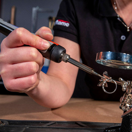 Tradeflame Helping Hand - Desktop Tool - 360° Positioning - 2x Magnification - Cast Iron Base – view 2 - Auzzistore