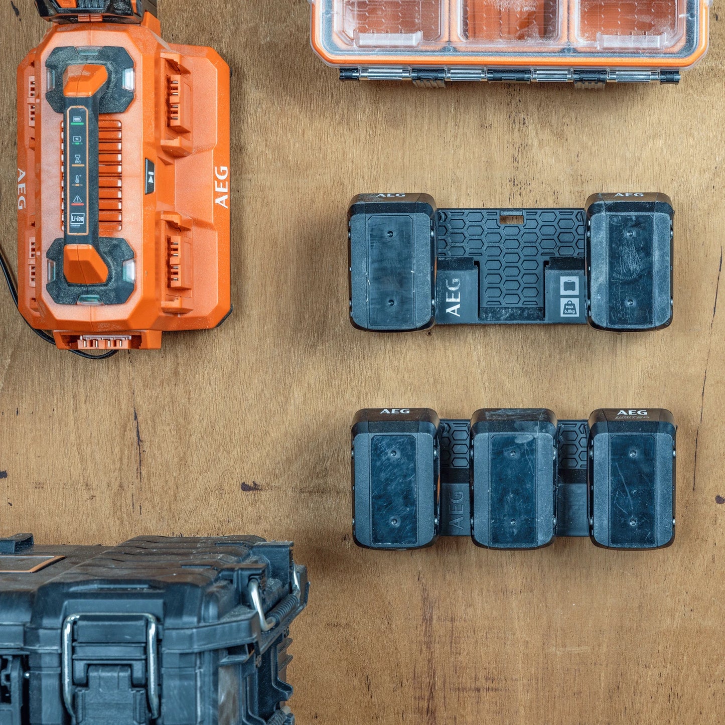 AEG 3 Port 18V Battery Holder, Holds 3 Batteries, High-Impact Resin, Wall/Cart Mountable