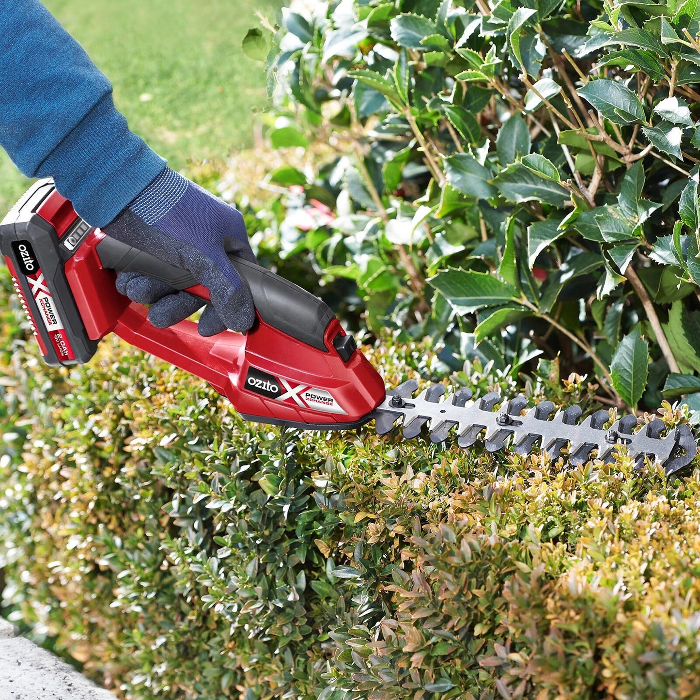 Ozito PXC 18V Cordless Grass Shear & Hedge Trimmer Kit with 2.5Ah Battery & Charger