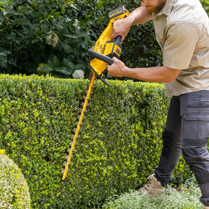 DeWALT 54V 6Ah Cordless Hedge Trimmer Kit, 660mm Blade, 31mm Cut Capacity