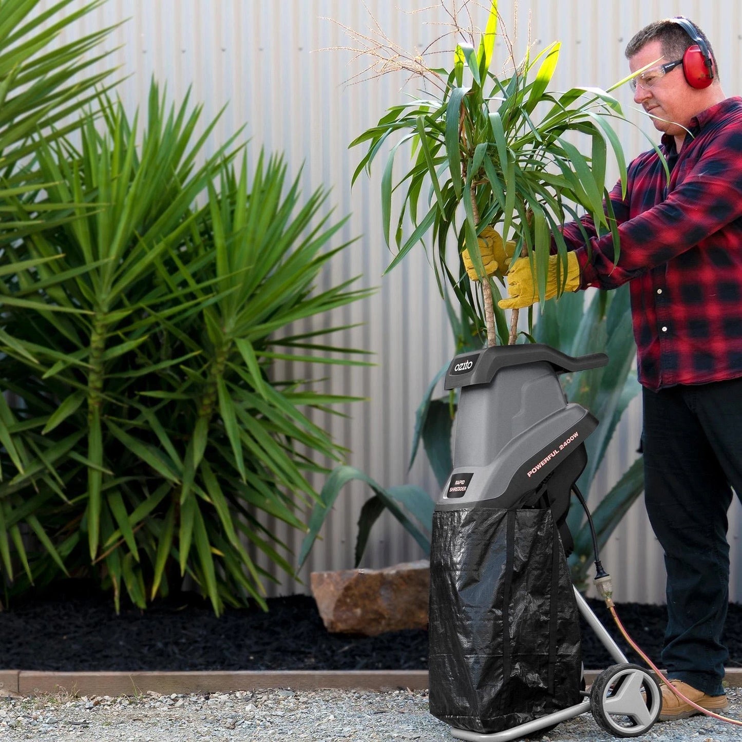 Ozito 2400W Garden Shredder, 35mm Capacity, Dual Steel Blades, 10:1 Mulching Ratio