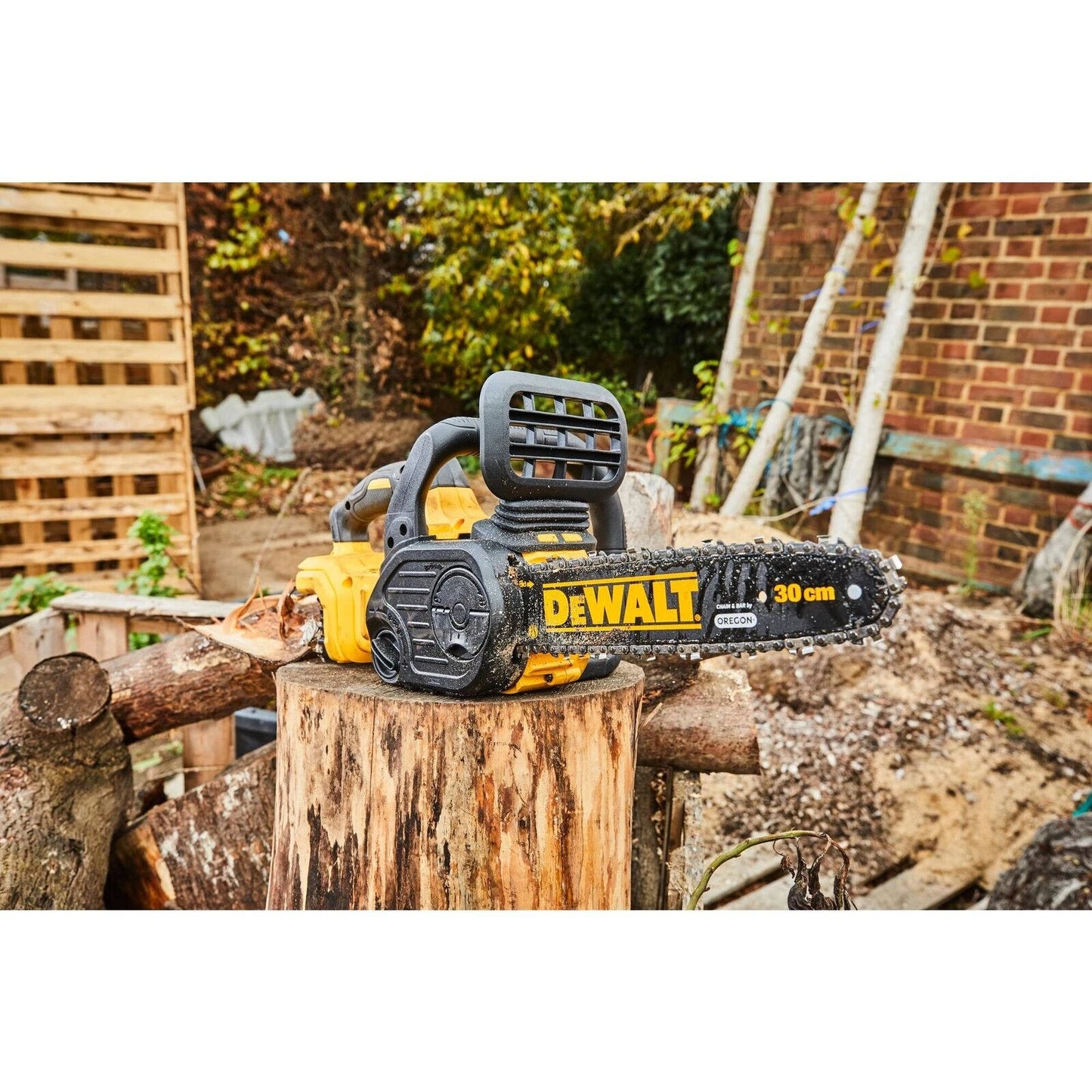 DeWALT 18V XR Brushless Chainsaw Kit 5.0Ah, 30cm Bar, Tool-Free Tensioning, Cordless
