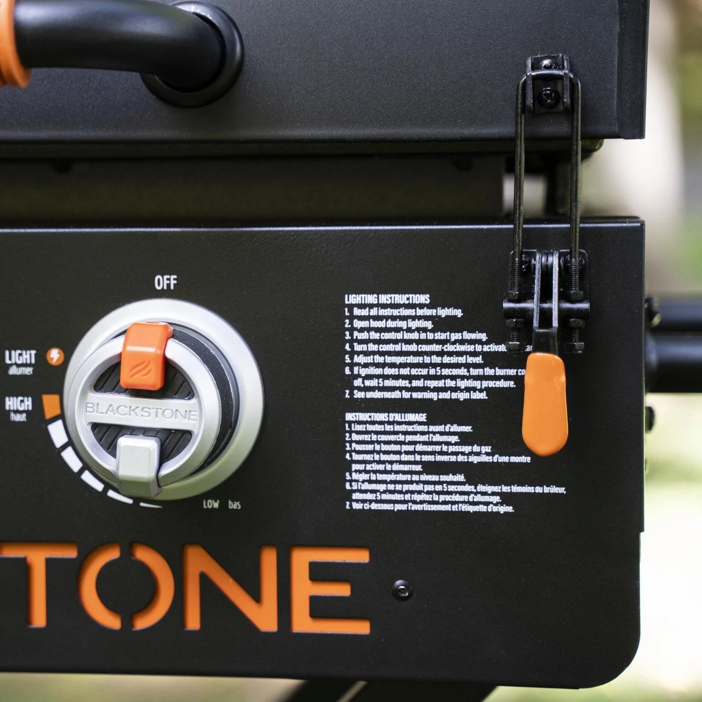 Blackstone Portable 2 Burner Gas BBQ with Dual Cooking Zones & Piezo Ignition