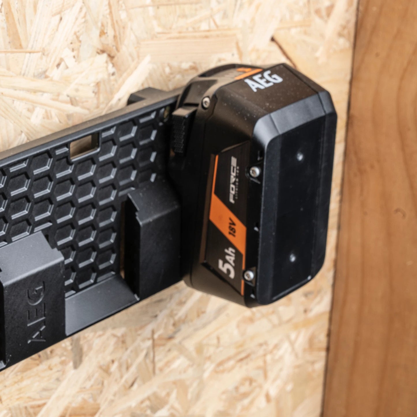 AEG 3 Port 18V Battery Holder, Holds 3 Batteries, High-Impact Resin, Wall/Cart Mountable