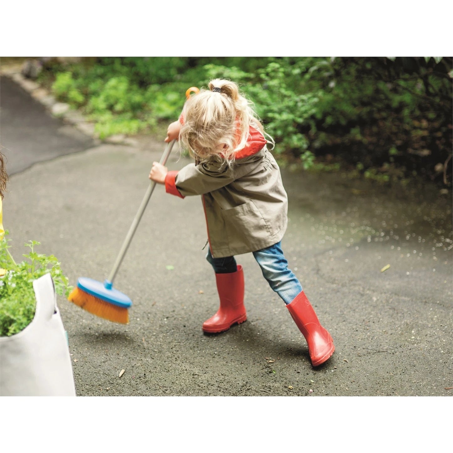 Fiskars Kids Broom - Lightweight Aluminium, Ergonomic Handle, Sturdy Bristles, 25-Year Warranty