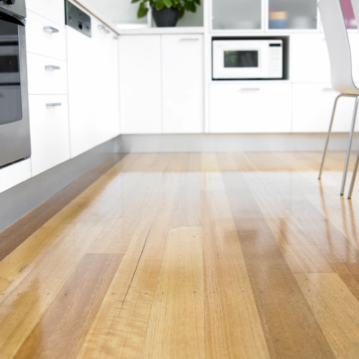 Cabot's 4L Gloss Cabothane Clear Satin Floor Polyurethane, Durable Oil-Based Finish