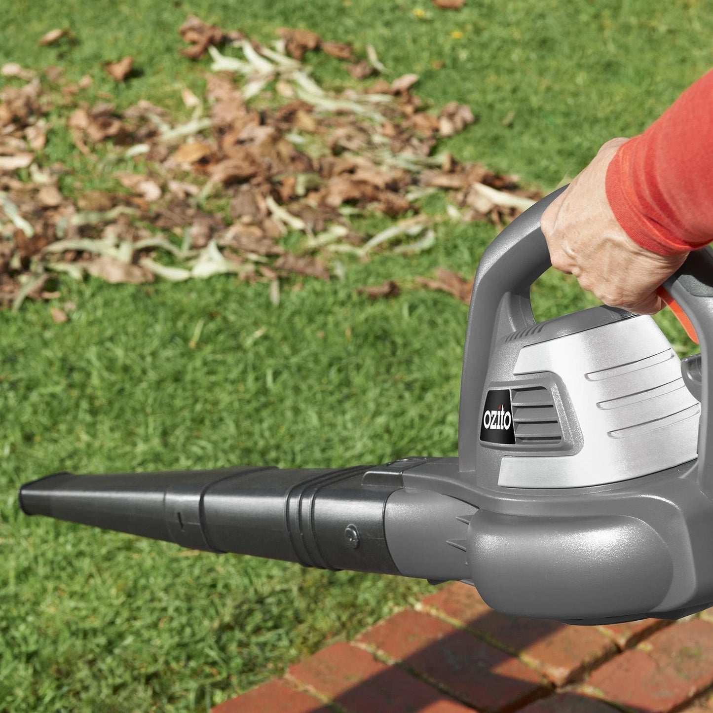 Ozito 1800W Corded Blower, 320 km/hr Airspeed, Lightweight & Ergonomic Design