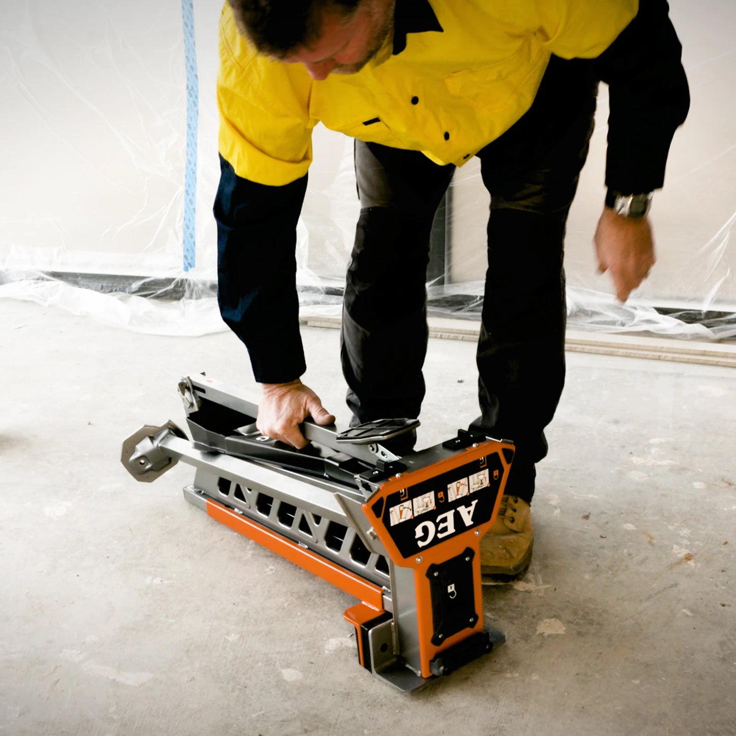 AEG Super Clamp - Heavy-Duty 1-Ton Clamping Force, 940mm Capacity, Steel Construction