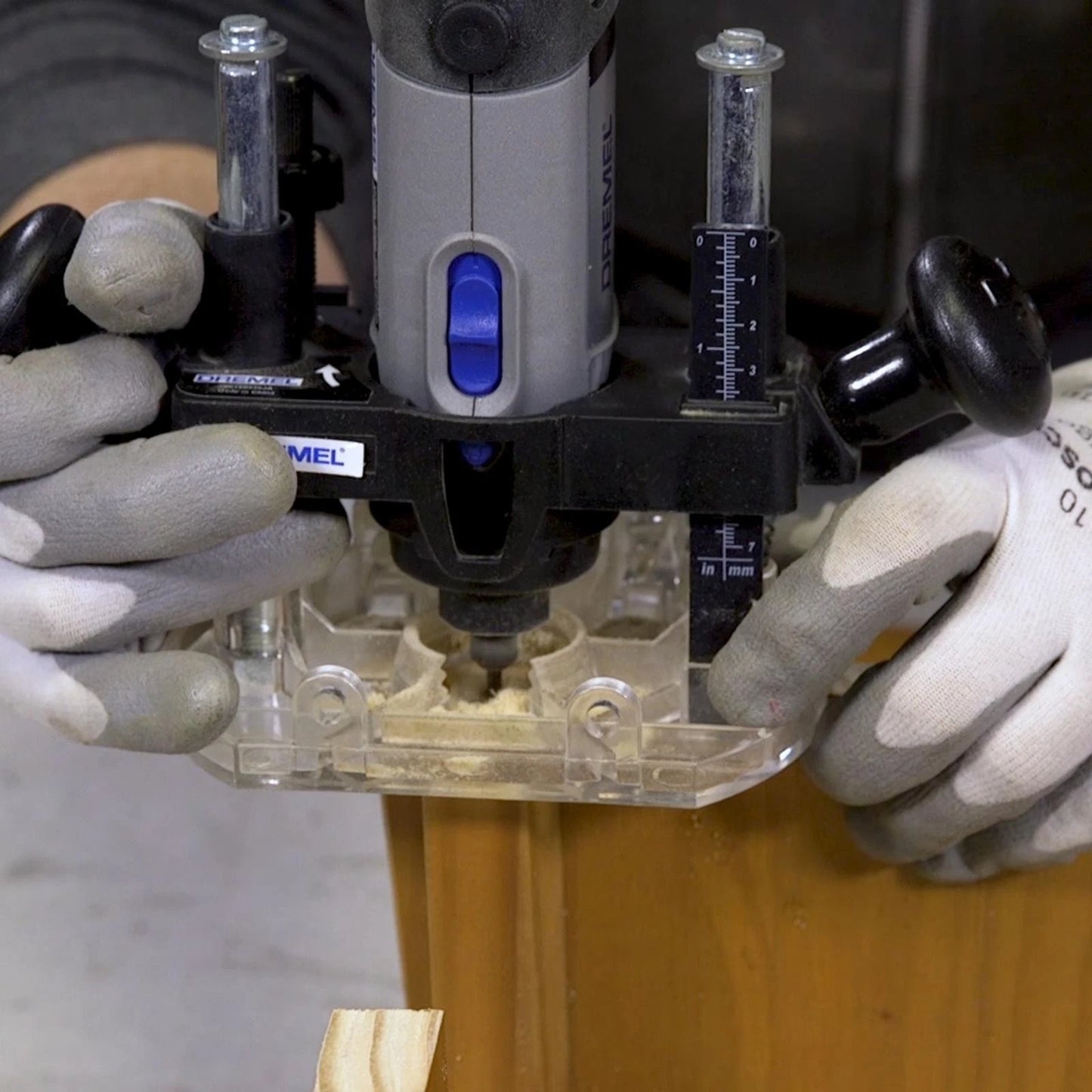 Dremel Plunge Router Attachment 335 - Versatile, Precise Control, Easy Setup