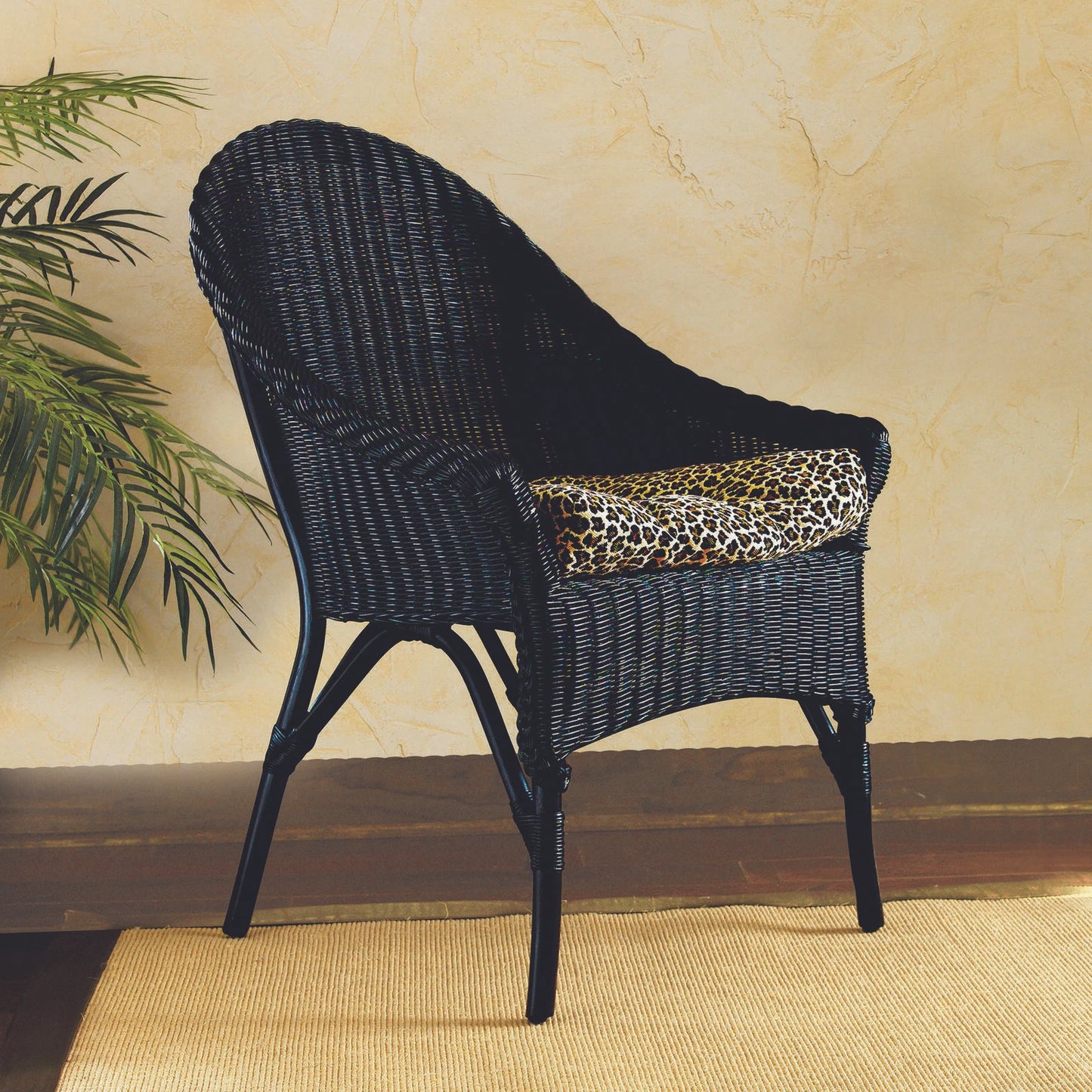 Rust-Oleum 340g Satin Canyon Black Spray Paint, 2X Ultra Cover, Indoor/Outdoor, Fast Drying